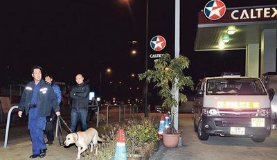 大批警员接报赶至，警犬亦到场协助搜索。来源 香港《明报》