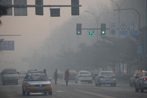 1月5日，长春市的一条街道笼罩在雾霾中。新华社记者 林宏 摄