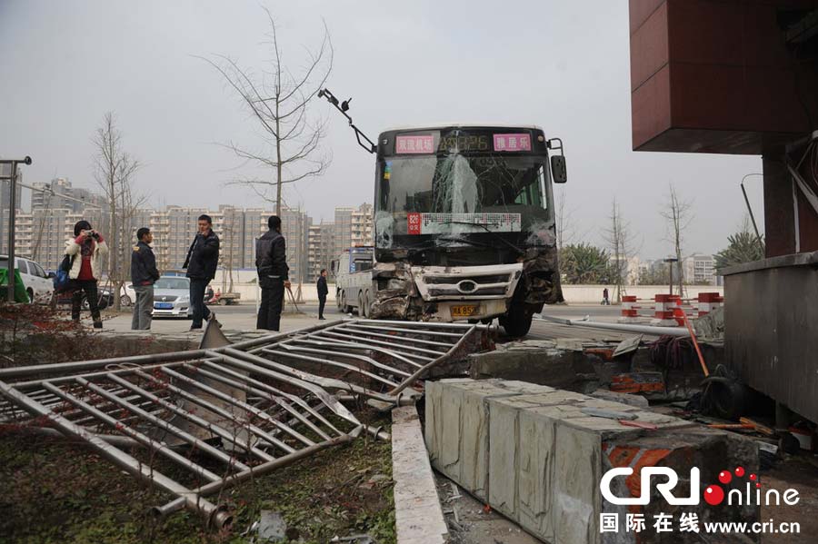 成都一乘客搶奪方向盤致公交失控連撞7車(高清組圖)