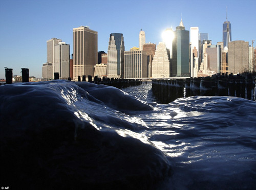 纽约布鲁克林海滨，海水在石头上结冰。