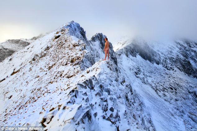 【组图】英国登雪山爱好者不畏严寒 裸体攀登千米雪山顶(组图)