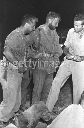 1955年沙龙所在的伞兵部队,突击加沙警察局。(资料图)