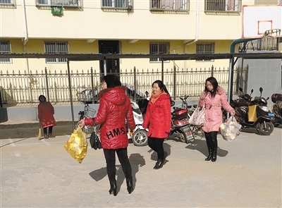 1月3日下午2时许，五台县实验小学，一些老师手提成袋的“纸元宝”走进校园。