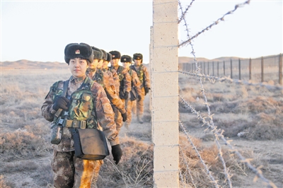 女兵们在边境线上体验巡逻执勤。裴袭摄