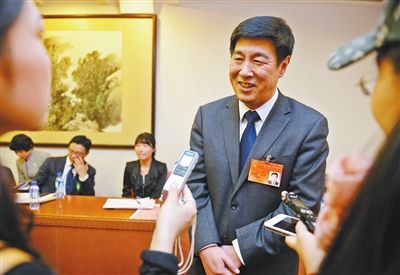 副市长杨晓超正在接受记者采访