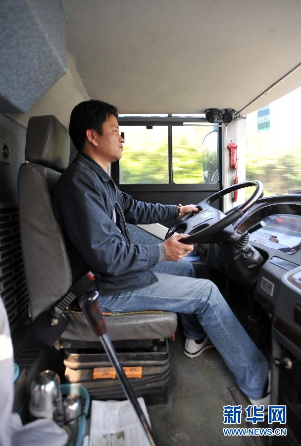 1月16日,江兴旺驾驶大巴车行驶在泉南高速公路南宁至桂林路段