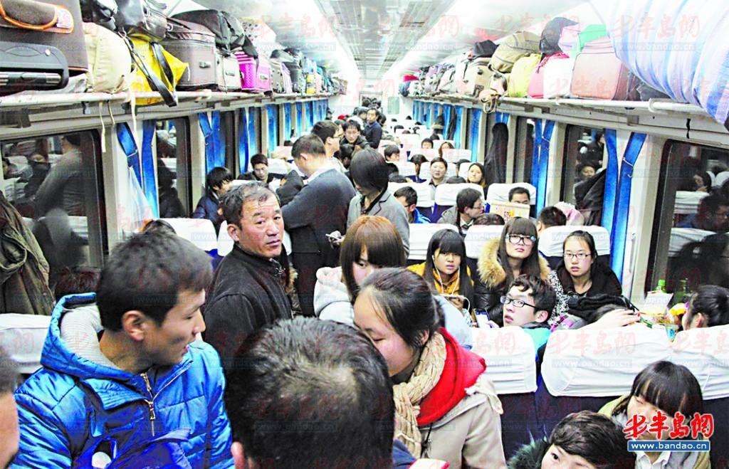 从青岛开往南宁的k1136次列车车厢挤满了人