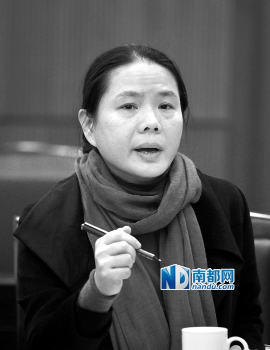 省财政厅副厅长叶梅芬回答广州团代表提问南都记者 冯宙锋 摄