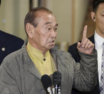 1月19日夜间，日本冲绳县知事仲井真弘多在那霸市知事公舍就名护市长选举结果回答记者提问，表示自己不会辞职。