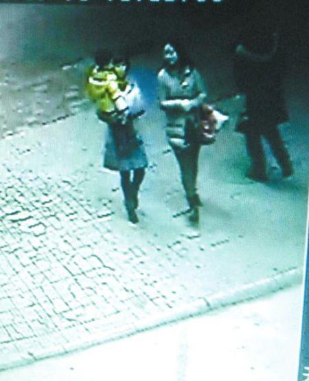 图为打人母女。视频截图