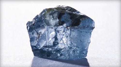 南非佩特拉钻石公司日前在一个矿山中发现一颗十分稀有的天然蓝色钻石