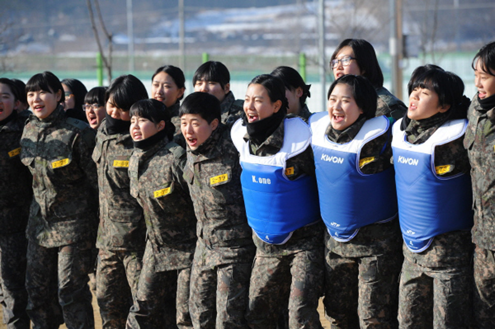 韓軍校引進美國陸軍格鬥課 女兵持棍棒進行訓練(組圖)