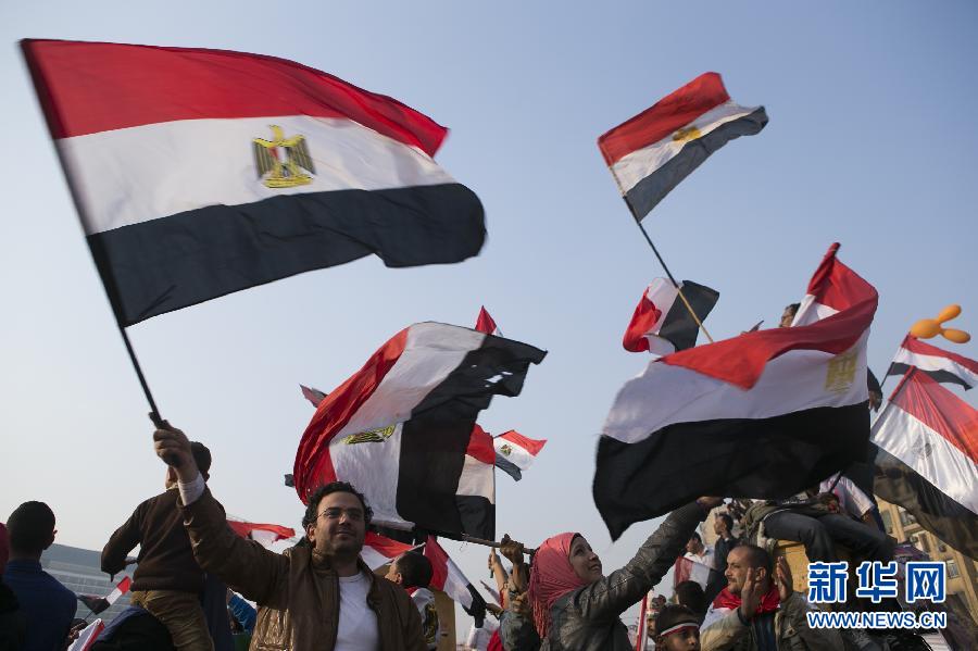 1月25日,在埃及首都开罗解放广场,一名女孩在庆祝推翻穆巴拉克政权三