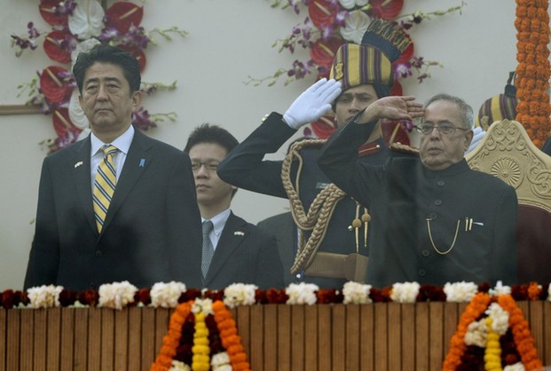 日本首相安倍晋三26日作为主嘉宾参加印度国庆阅兵式，见证了日印关系“樱花盛开的时刻”。