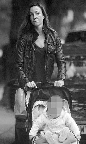 英国媒体报道指瑞典电视剧监制Anna推着她与休-格兰特所生的儿子逛街