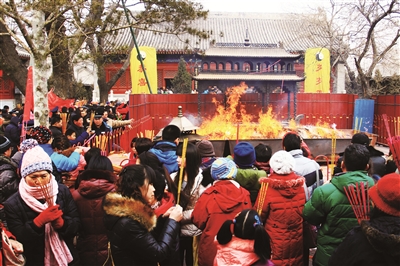 哈尔滨文庙烧香图片