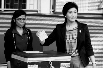2日，泰国看守总理英拉在首都曼谷的一个投票站投票。