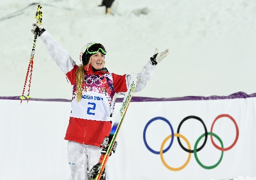 图文:自由式滑雪女子雪上技巧决赛 庆祝夺冠