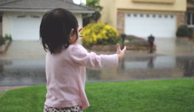 据英国《每日邮报》2月5日报道，近日，美国加州的女童Kayden在她家门外第一次感受到下雨，这一可爱的瞬间被镜头捕捉到并上传到网上。