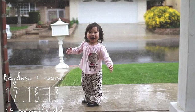 据英国《每日邮报》2月5日报道，近日，美国加州的女童Kayden在她家门外第一次感受到下雨，这一可爱的瞬间被镜头捕捉到并上传到网上。