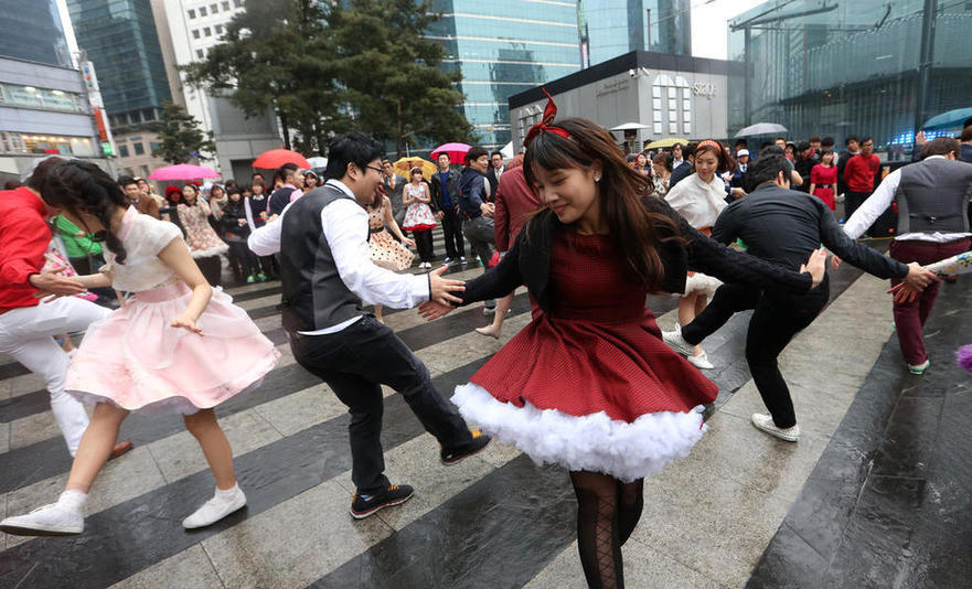 2014年2月8日,首尔,2014索契冬奥会首日,韩国学生在街头跳舞,为本国