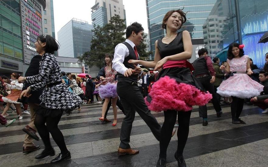 2014年2月8日,首尔,2014索契冬奥会首日,韩国学生在街头跳舞,为本国