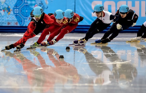 图文:短道速滑男子1500米 弯道竞争中