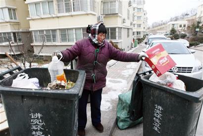 青島春節垃圾桶禮盒減少回收人員嘆收穫少圖