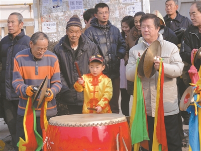 王宝恩在表演汉沽飞镲