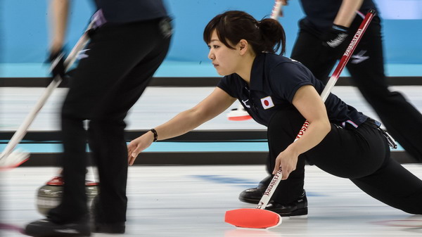 图文:女子冰壶日本9-7瑞士 吉田支那美在比赛