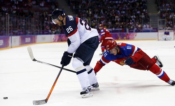 美国俄罗斯冰球打架图片
