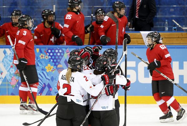 图文：女子冰球加拿大3-1瑞士 加拿大队庆祝