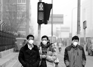 雾霾重压下，北京市民纷纷戴口罩出行，由此催生出了形形色色的“口罩一族”。晨报记者 王巍/摄