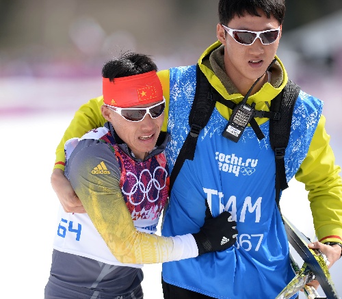 图文:越野滑雪男子50公里 许文龙被搀扶退场