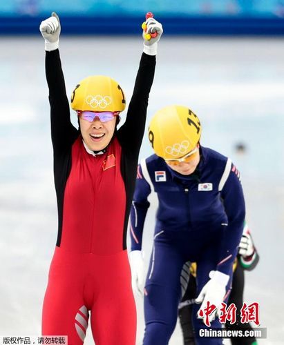 当地时间2月15日，2014年索契冬奥会短道速滑女子1500米决赛中，中国选手周洋夺得冠军，成功卫冕，这也是中国代表团本届冬奥会第三枚金牌。图为周洋庆祝夺冠。