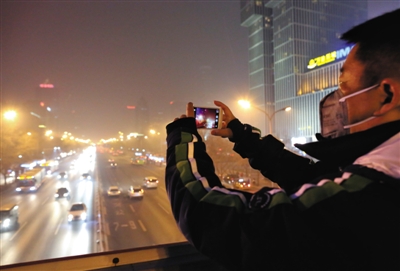   昨晚，邹毅拍摄雾霾下的北京。他曾连续365天用手机拍摄记录北京的天气变化。新京报记者 王叔坤 摄