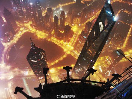 中国90后攀登上海中心大厦