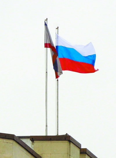 图为2月27日,在乌克兰克里米亚自治共和国议会大楼上升起俄罗斯国旗
