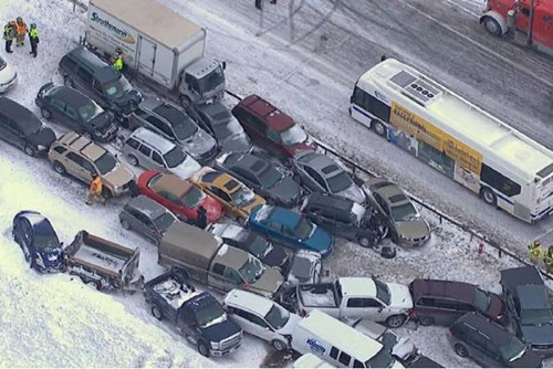 由于这场突来的暴风雪导致能见度骤降，高速公路上近百辆车连环相撞。