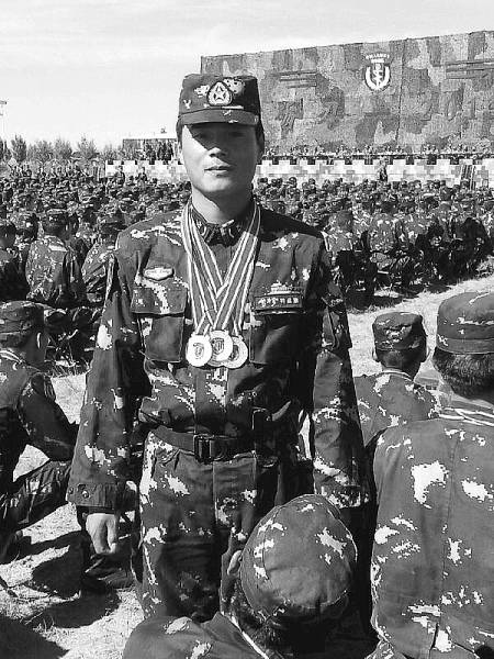 2月8日,央视七套"军事纪实"栏目用时30分钟,播出了旨在反映特种兵风采