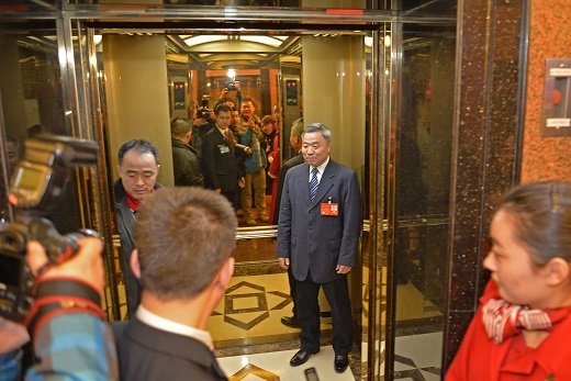2014年3月2日,广东省代表团驻地,广东省人大常委会主任黄云龙被记者围堵到电梯口。新京报记者陈杰摄