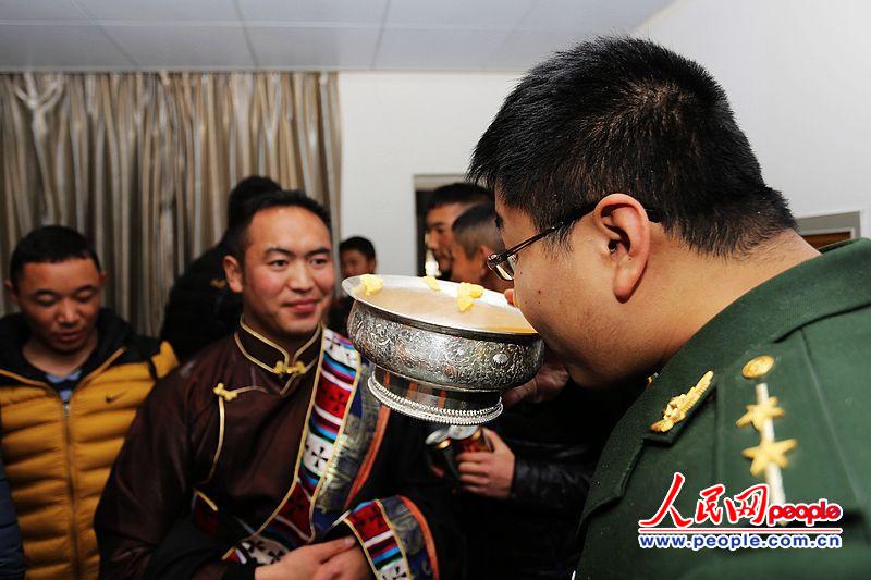 西藏边防官兵与藏族群众共贺藏历木马新年(高清(组图)