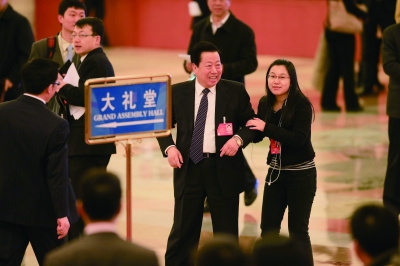 大会结束后,环保部部长周生贤被叫住接受采访 摄/法制晚报记者 付丁