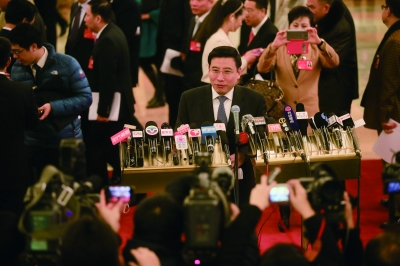 工信部部长苗圩接受采访时,有代表委员趁机拍照留念 摄/法制晚报记者 付丁