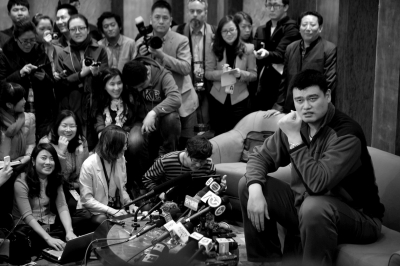 姚明接受媒体采访。中新社发