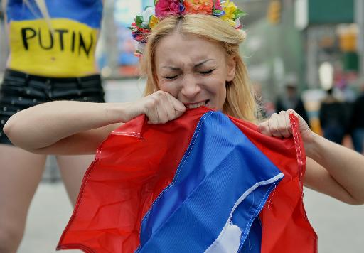 6日，乌克兰女权人士在纽约时代广场进行“裸胸”抗议活动。