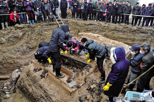 【圖】古墓昨被髮掘 共有十餘件文物出土墓穴真相有待進一步揭開(圖)