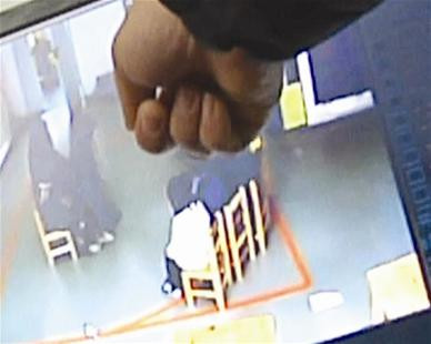 楚天金报讯 图为：监控录像显示，小孩被老师反绑双手