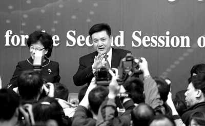 昨天,环境保护部副部长吴晓青(右)在回答记者提问。