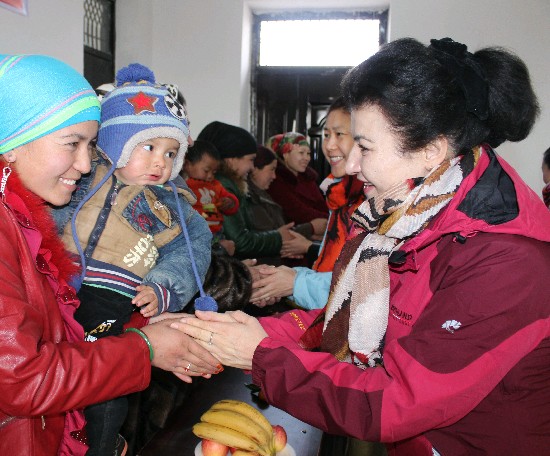 图:自治区道路运输管理局局长祖丽菲娅问候女村民节日快乐.